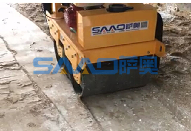 濰坊客戶(hù)使用手扶雙輪壓路機(jī)施工現(xiàn)場(chǎng)